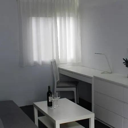 Jingtu Wellness & * Comares
